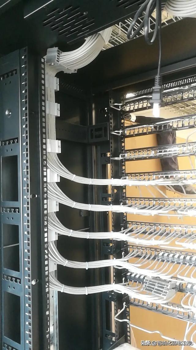 弱电工程机柜理线赏析 网络工程施工中哪种走线方式最佳？